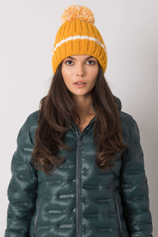 Tmavě žlutý klobouk s bambulí