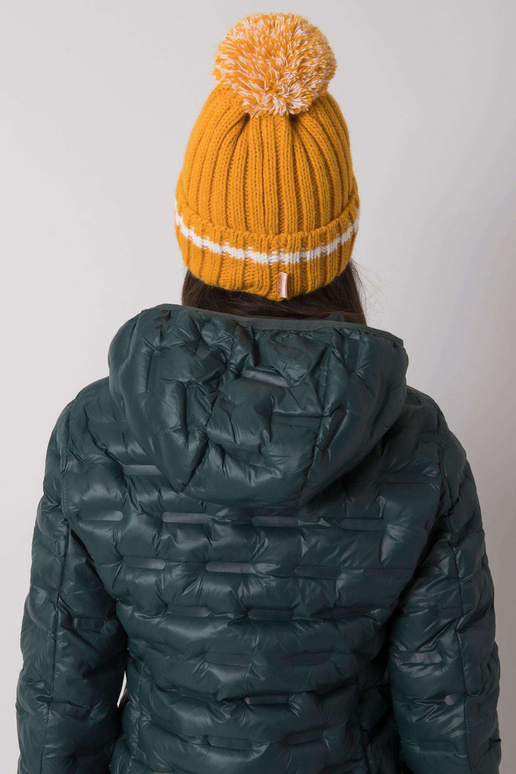 Tmavě žlutý klobouk s bambulí