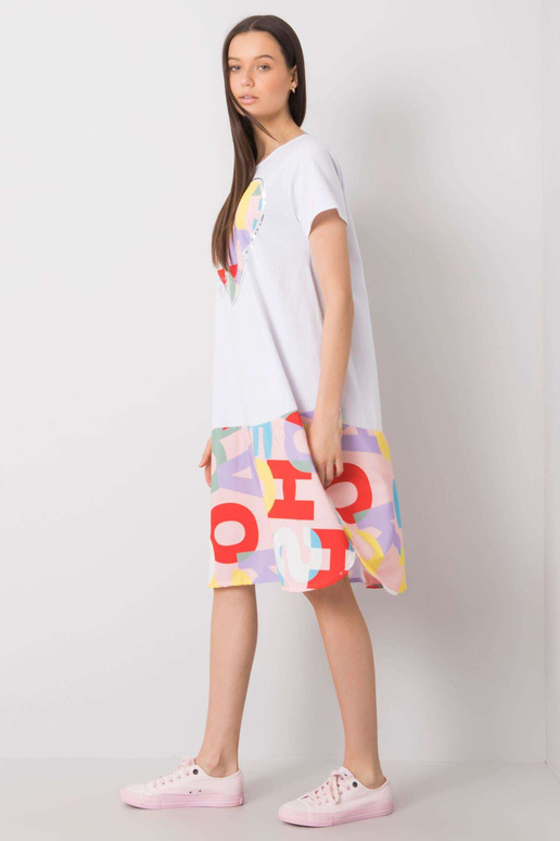 Bílé a světle růžové šaty s potisky...