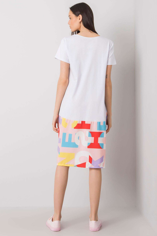 Bílé a světle růžové šaty s potisky...