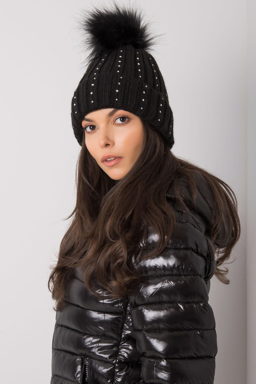 Černá zimní čepice s nášivkou