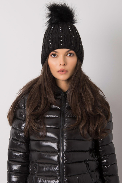 Černá zimní čepice s nášivkou