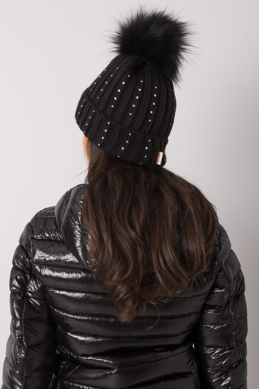 Černá zimní čepice s nášivkou