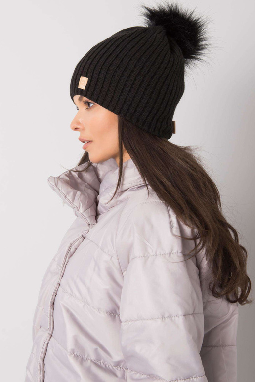 Černá vycpaná dámská čepice s bambulí