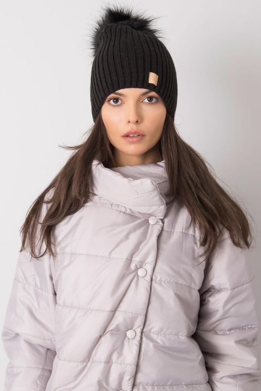 Černá vycpaná dámská čepice s bambulí