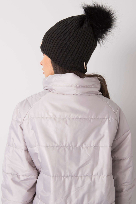 Černá vycpaná dámská čepice s bambulí