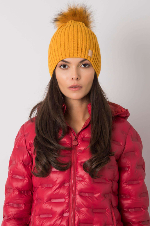 Tmavě žlutá zateplená dámská čepice...