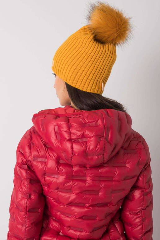 Tmavě žlutá zateplená dámská čepice...