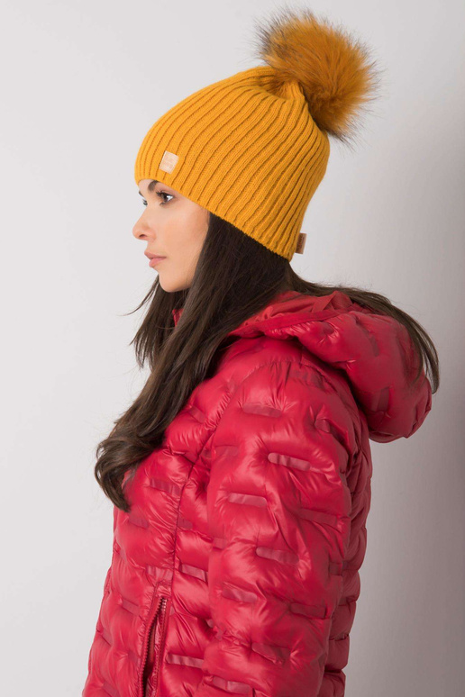 Tmavě žlutá zateplená dámská čepice...