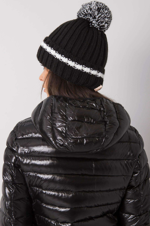 Černý klobouk s bambulí