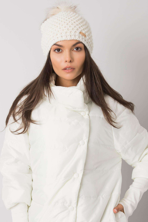 Bílá zimní čepice s bambulí
