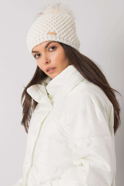 Bílá zimní čepice s bambulí