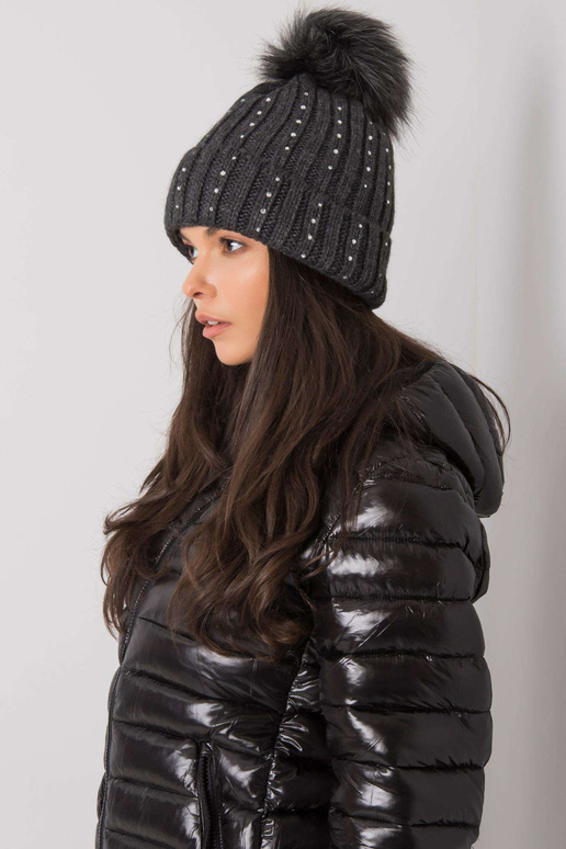 Tmavě šedá zimní čepice s nášivkou