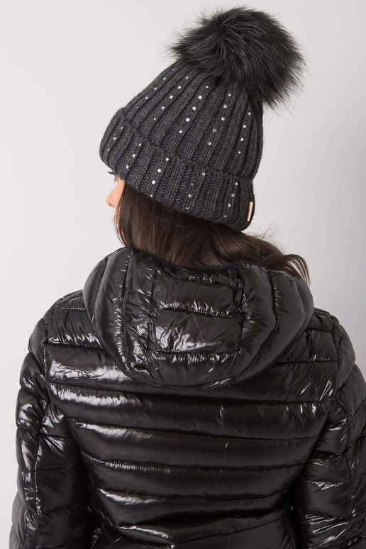 Tmavě šedá zimní čepice s nášivkou