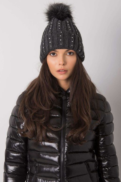 Tmavě šedá zimní čepice s nášivkou