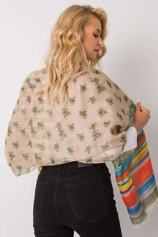 Béžová viskózová šála se vzory