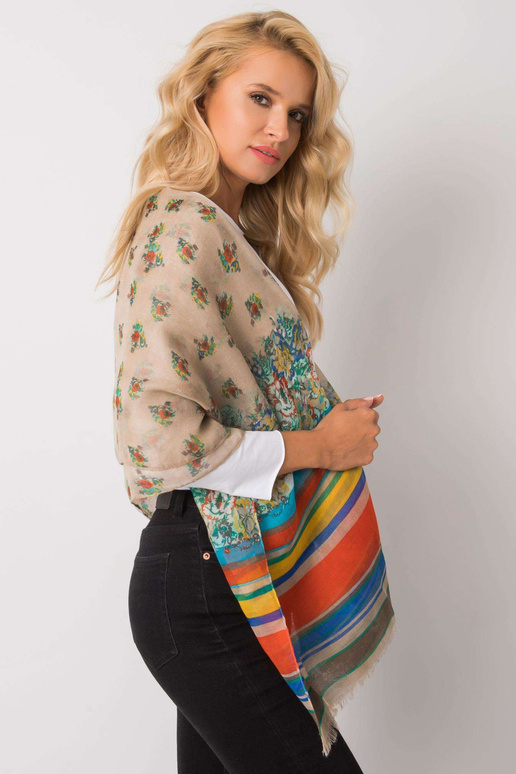 Béžová viskózová šála se vzory