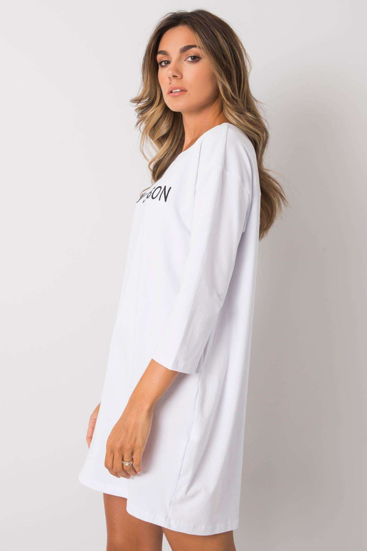 Bílé šaty s nápisem Raina