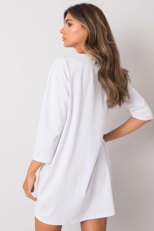 Bílé šaty s nápisem Raina