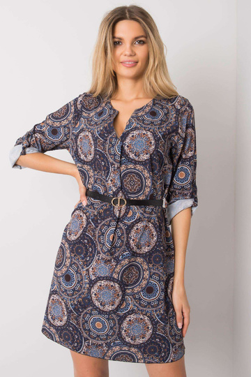 Tmavě modré šaty se vzory...