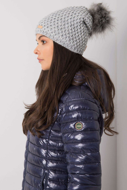 Šedá zimní čepice s bambulí