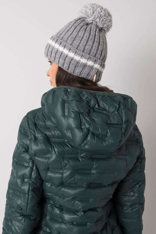 Šedá čepice s bambulí