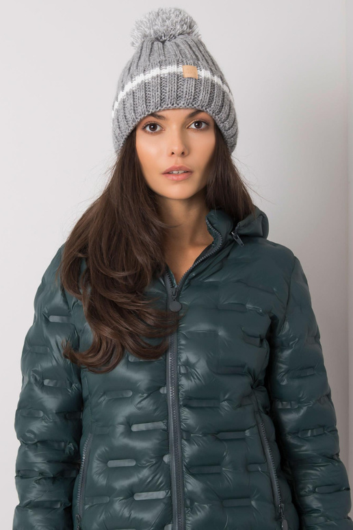 Šedá čepice s bambulí