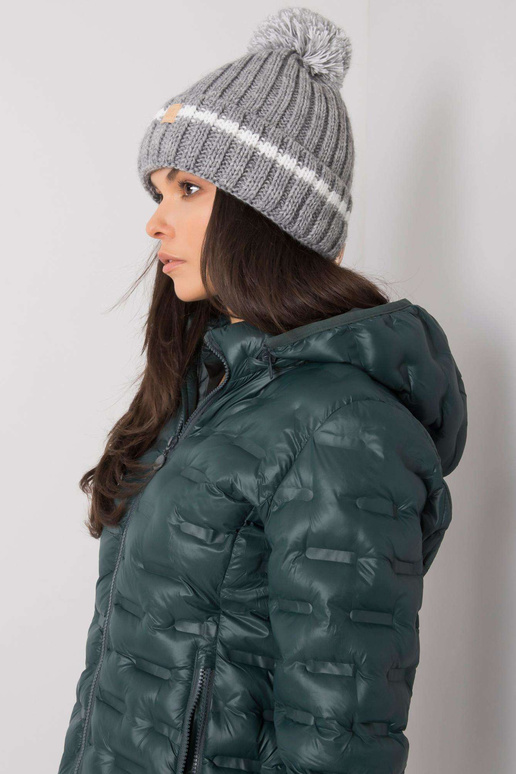 Šedá čepice s bambulí