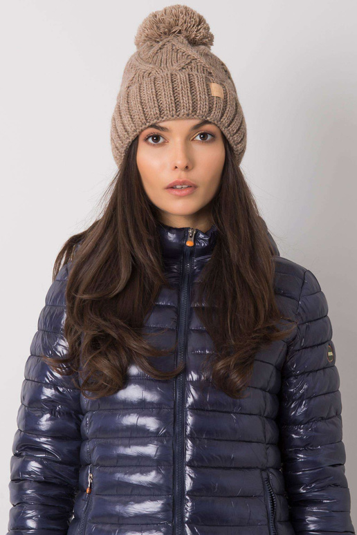 Tmavě béžová zimní čepice s bambulí