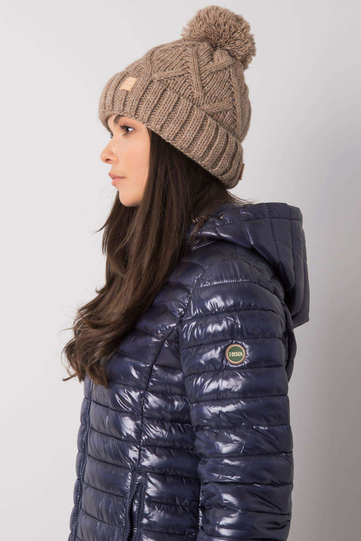 Tmavě béžová zimní čepice s bambulí