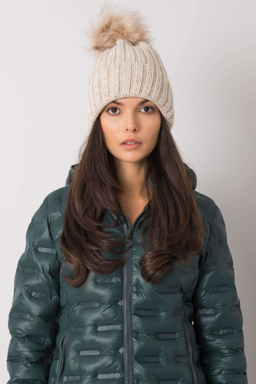 Béžová zimní čepice s nášivkou