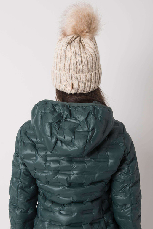 Béžová zimní čepice s nášivkou