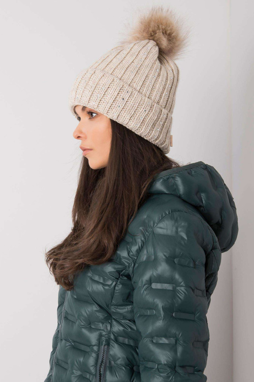 Béžová zimní čepice s nášivkou