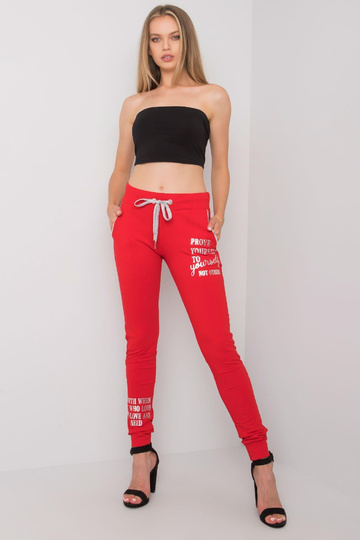 Červené tepláky s nápisem...