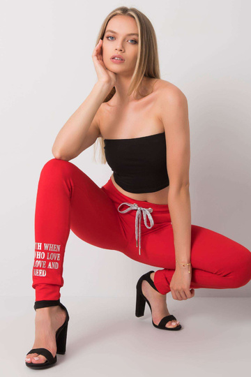 Červené tepláky s nápisem... 2