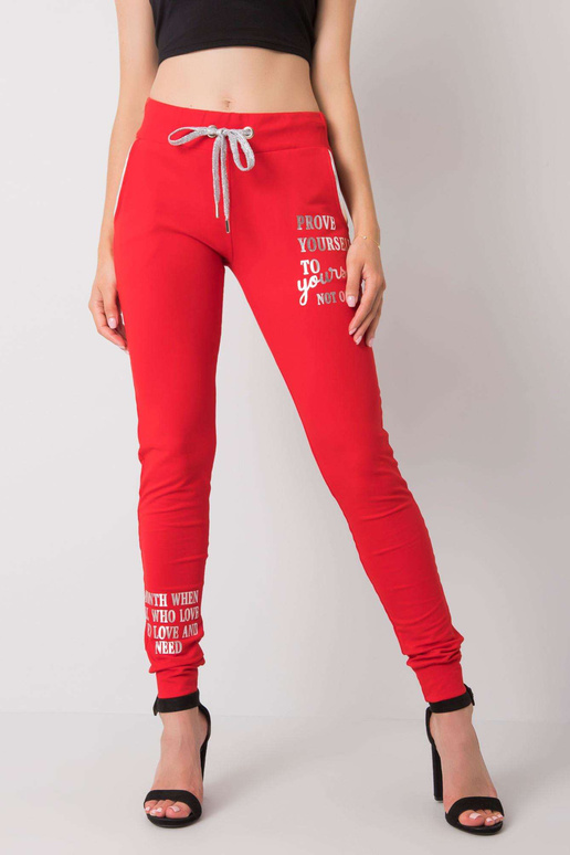 Červené tepláky s nápisem Fatemah