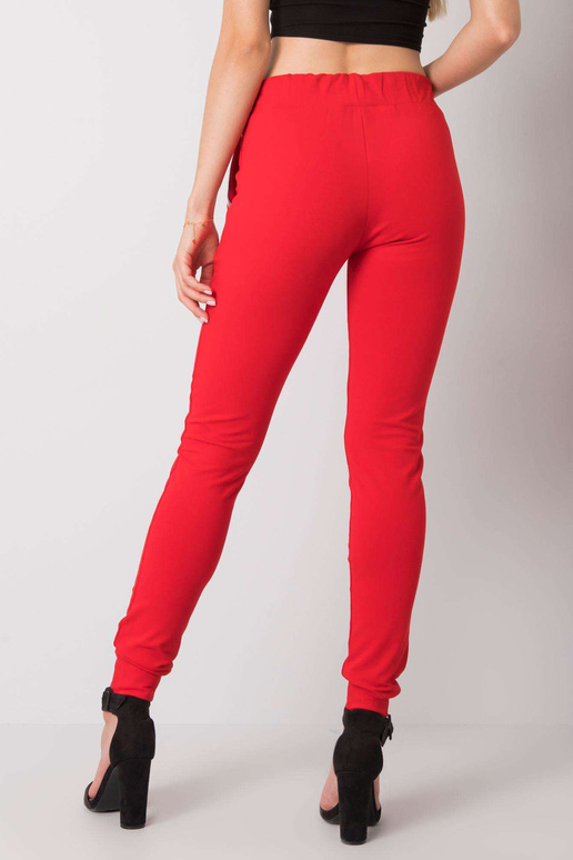 Červené tepláky s nápisem Fatemah