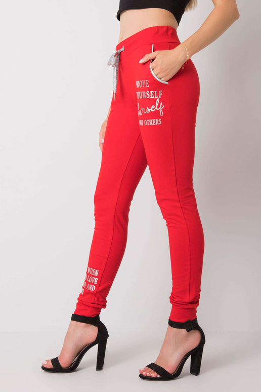 Červené tepláky s nápisem Fatemah