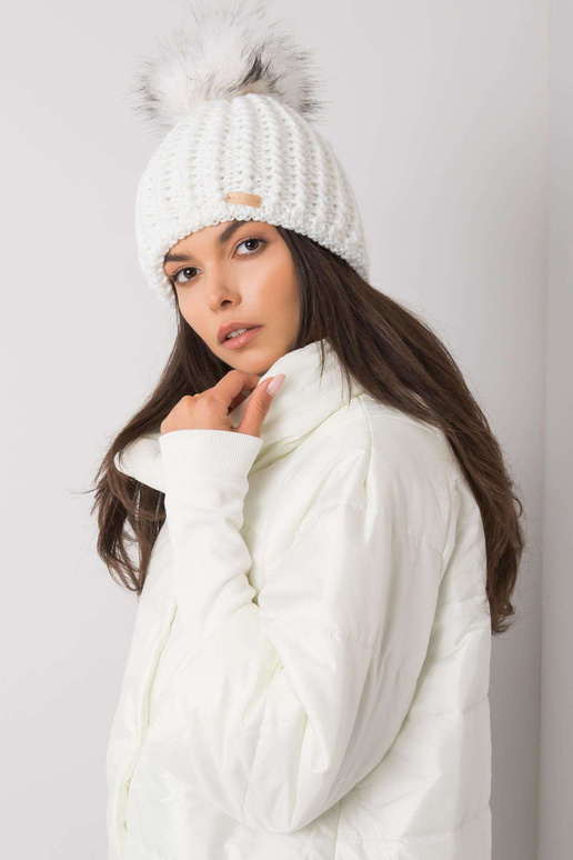 Bílé ženy zimní čepice