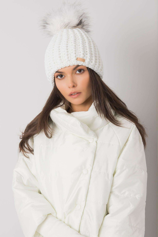 Bílé ženy zimní čepice