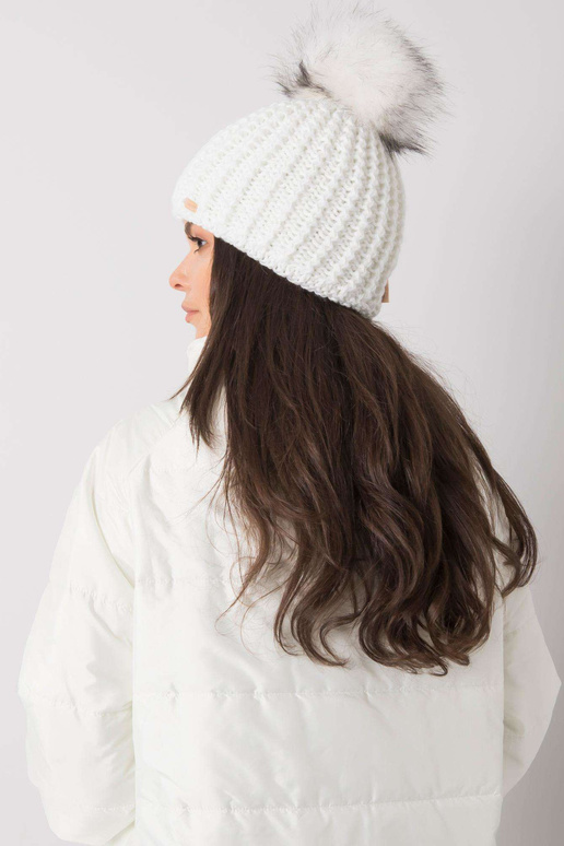 Bílé ženy zimní čepice