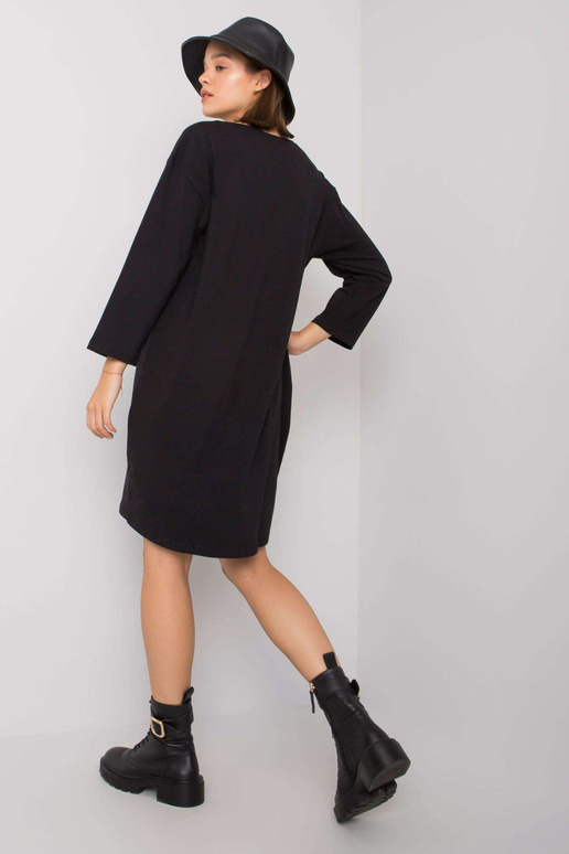 Černé šaty s nápisem Raina