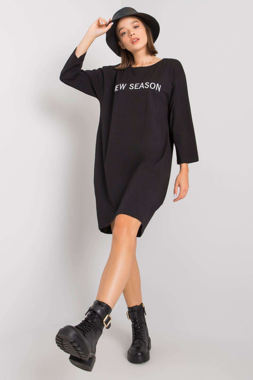 Černé šaty s nápisem Raina