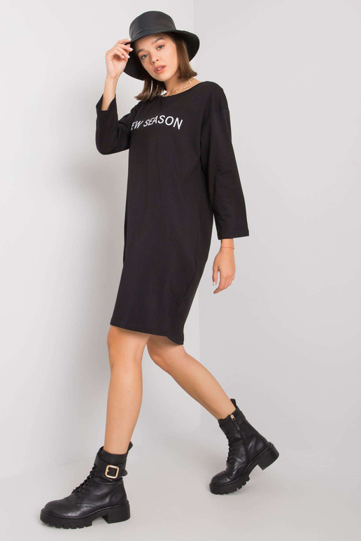 Černé šaty s nápisem Raina