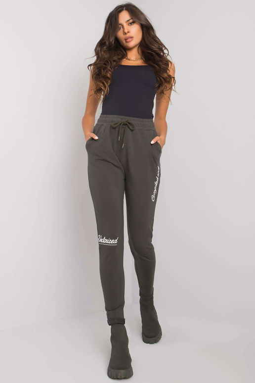 Khaki tepláky s nápisy Haylee