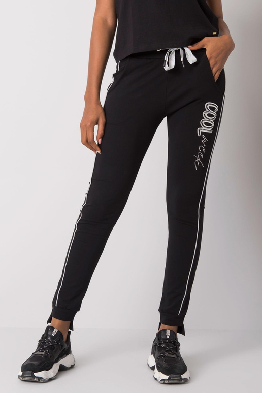 Černé tepláky s nášivkami Abia