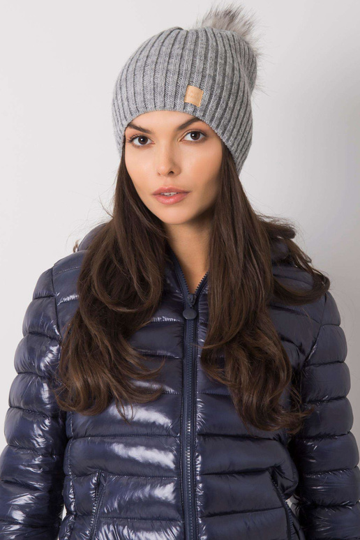 Šedá vycpaná dámská čepice se střapcem