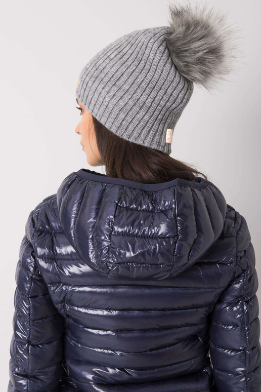 Šedá vycpaná dámská čepice se střapcem