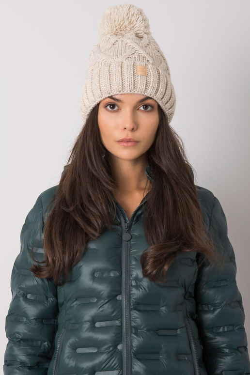 Béžová zimní čepice s bambulí