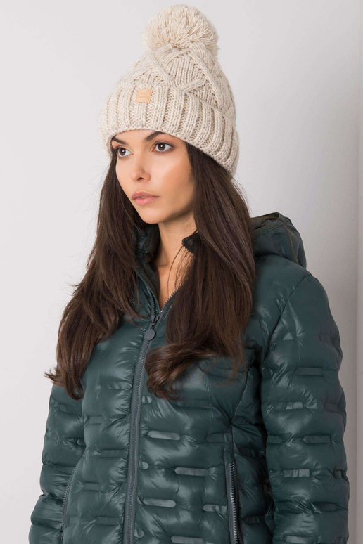 Béžová zimní čepice s bambulí